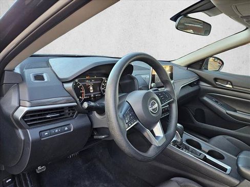 Used 2025 Nissan Altima 2.5 SV FWD image 9