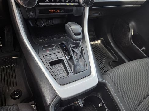Used 2022 Toyota RAV4 LE FWD image 11