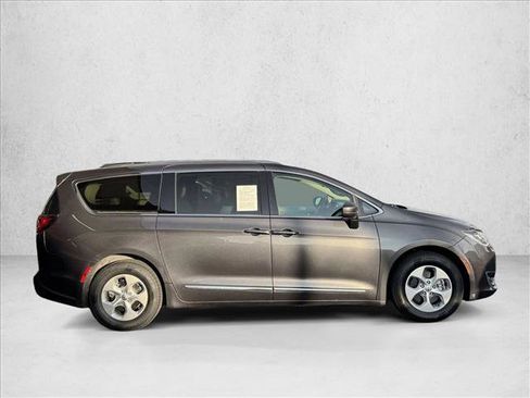 Used 2018 Chrysler Pacifica Touring-L image 4