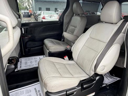 Used 2017 Toyota Sienna Limited FWD image 16