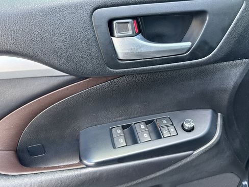 Certified 2018 Toyota Highlander XLE w/ Carpet Mat Package (TMS) image 10