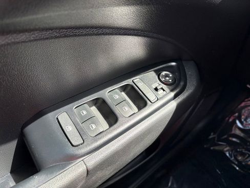 Used 2025 Hyundai Venue SEL FWD image 22