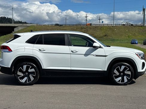 Used 2025 Volkswagen Atlas Cross Sport SE AWD/4WD image 2