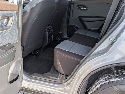 Used 2023 Nissan Rogue SV image 16