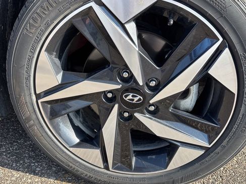 Certified 2023 Hyundai Elantra Limited w/ Preferred Accessory Package image 14