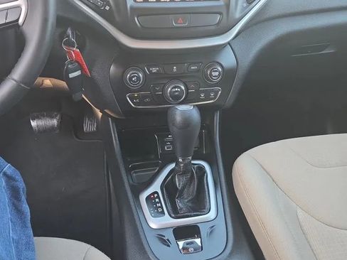 Used 2016 Jeep Cherokee Latitude FWD image 12