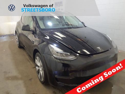 Used 2023 Tesla Model Y Long Range AWD/4WD image 1