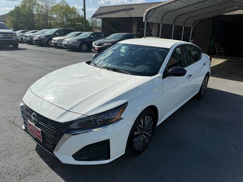 Used 2025 Nissan Altima 2.5 SV FWD image 8