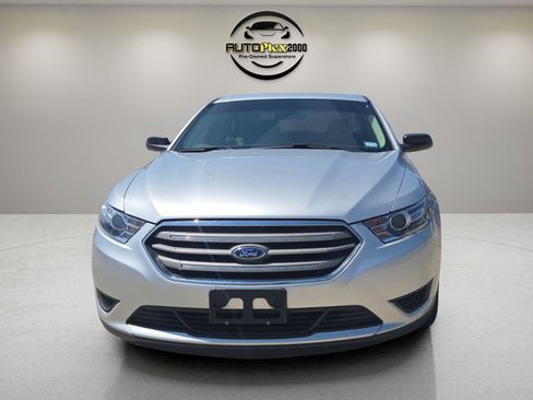 Used 2018 Ford Taurus SE image 2