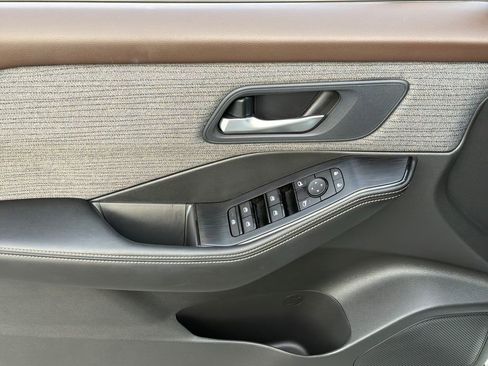 Used 2023 Nissan Rogue SV image 3