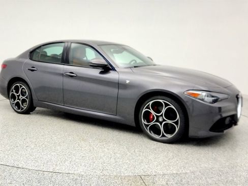 Used 2022 Alfa Romeo Giulia Ti image 3