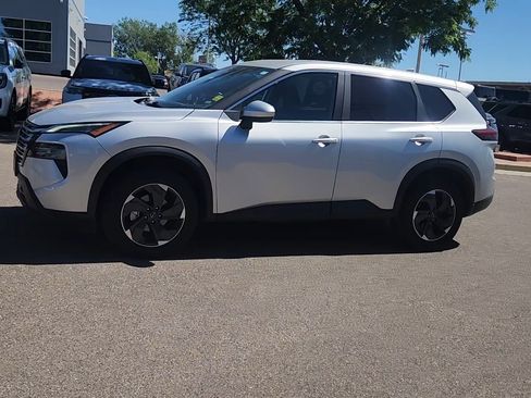 Used 2025 Nissan Rogue SV AWD/4WD image 2