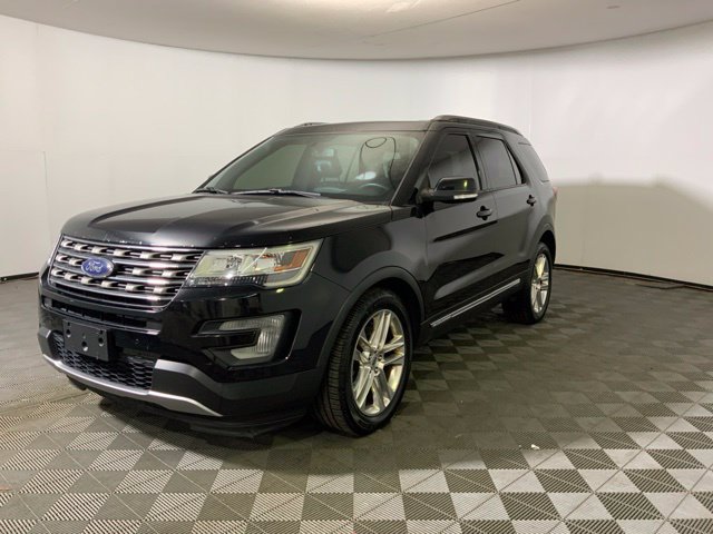 Used 2017 Ford Explorer XLT w/ Equipment Group 202A AWD/4WD image 3