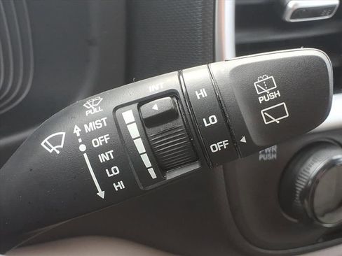 Used 2025 Hyundai Venue SEL FWD image 23