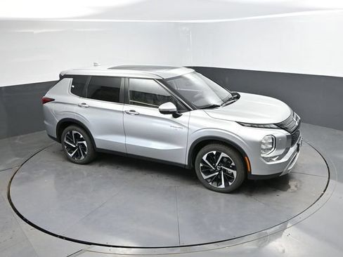 Used 2024 Mitsubishi Outlander 4WD Plug-In Hybrid image 44