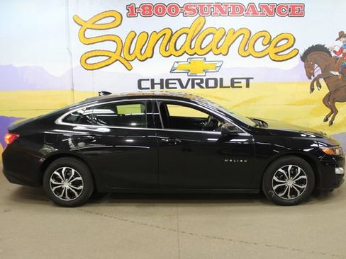 Used 2021 Chevrolet Malibu LT FWD image 1