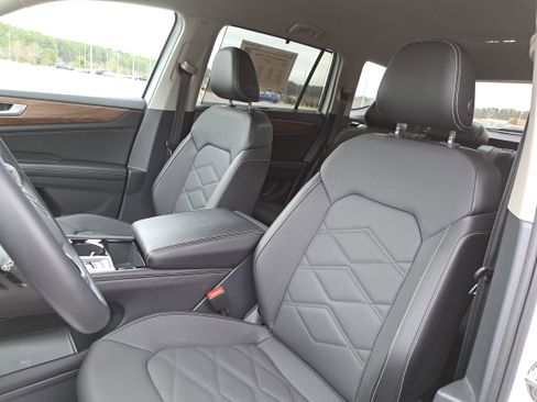 Used 2024 Volkswagen Atlas SE image 16