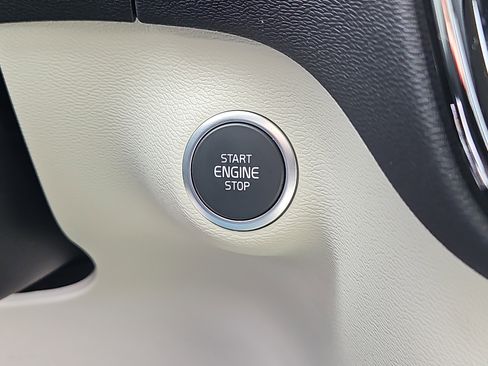 New 2026 Volvo XC40 B5 Ultra w/ Protection Package Premier image 15