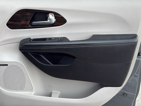 Certified 2021 Chrysler Pacifica Limited w/ Uconnect Theater Family Group image 30