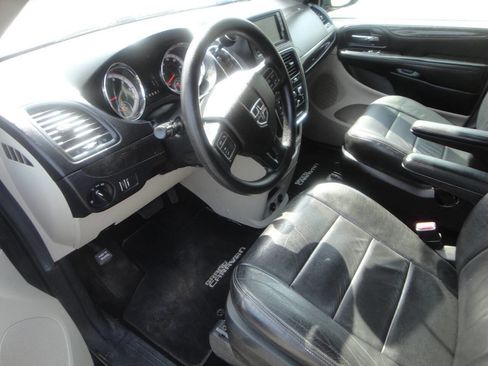 Used 2018 Dodge Grand Caravan SE w/ UConnect Hands-Free Group image 7