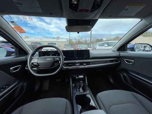Used 2025 Kia K4 LXS image 32
