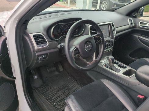 Used 2018 Jeep Grand Cherokee Altitude RWD image 10