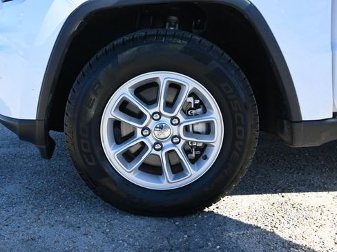 Used 2020 Jeep Grand Cherokee Laredo image 26