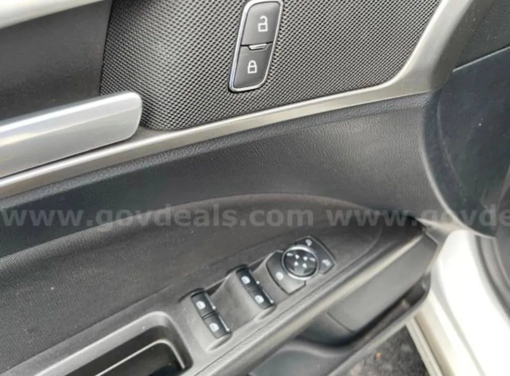 Used 2019 Ford Fusion SE FWD image 12