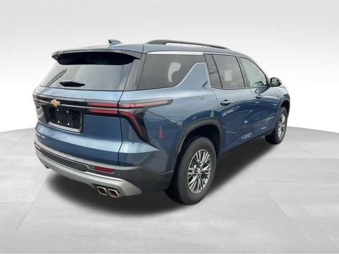 Used 2025 Chevrolet Traverse LT image 7