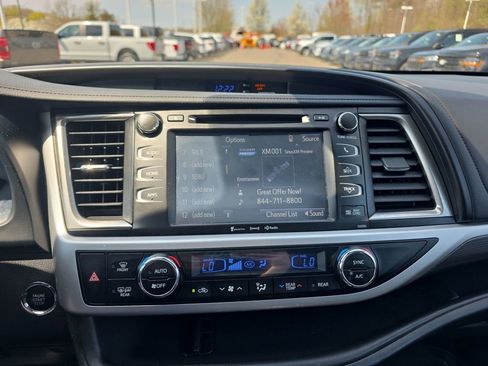 Used 2019 Toyota Highlander SE image 32