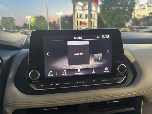 Used 2023 Nissan Rogue SV image 12