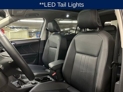 Used 2024 Volkswagen Tiguan SE w/ Panoramic Sunroof Package image 19