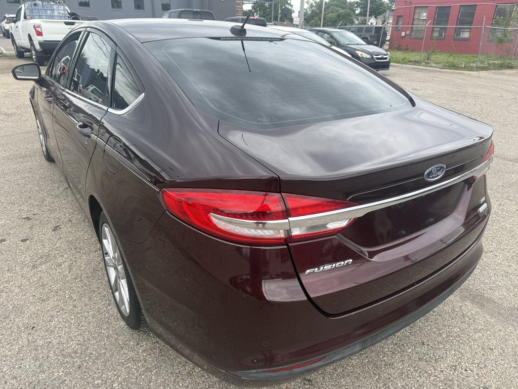Used 2017 Ford Fusion SE w/ Fusion SE Technology Package FWD image 4