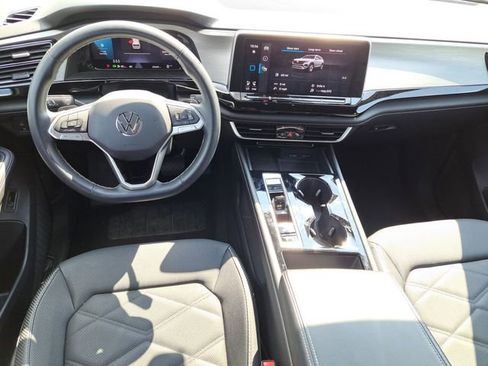 Used 2024 Volkswagen Atlas Cross Sport SE image 24