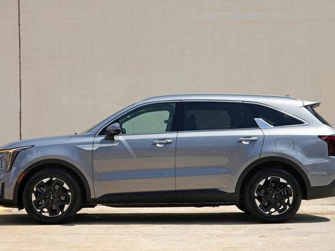 Used 2024 Kia Sorento S FWD image 8