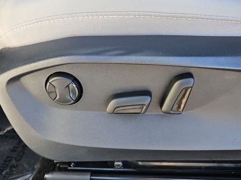 Used 2024 Volkswagen Taos SE image 12