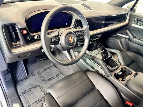 Certified 2025 Porsche Cayenne image 4