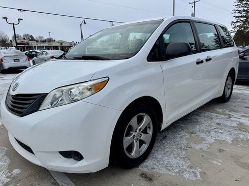 Used 2016 Toyota Sienna L image 4