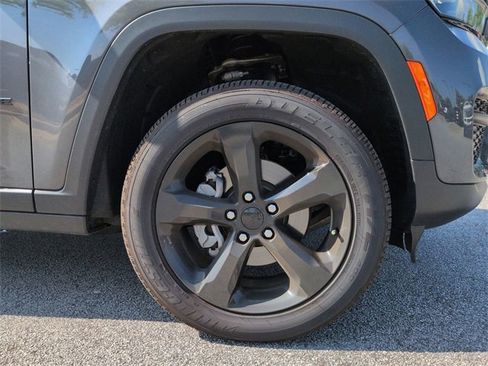 Certified 2024 Jeep Grand Cherokee Altitude image 10