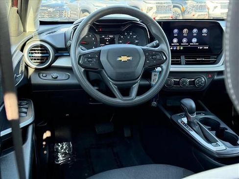 Certified 2025 Chevrolet Trax LS FWD image 9