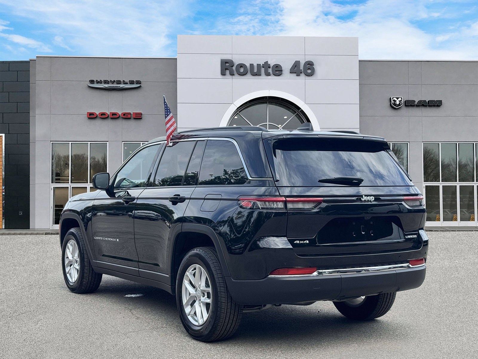 Used 2024 Jeep Grand Cherokee Laredo X w/ Luxury Tech Group I AWD/4WD image 8