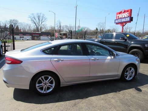 Used 2018 Ford Fusion SE w/ Fusion SE Technology Package image 4