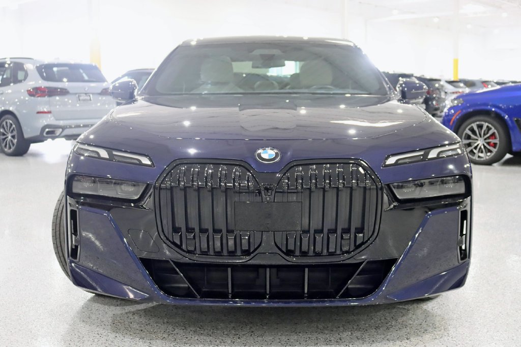 Used 2023 BMW 760i xDrive w/ Luxury Rear Seating Package AWD/4WD image 8