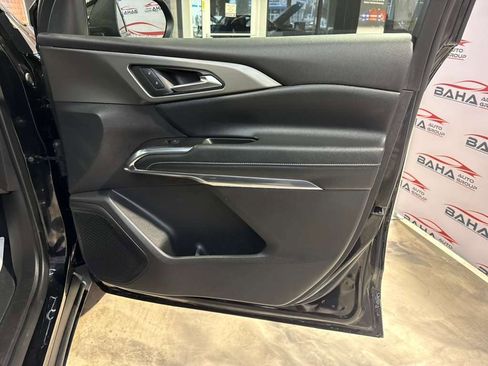 Used 2025 Chevrolet Traverse LT image 46