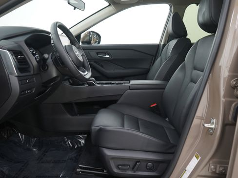 Used 2024 Nissan Rogue SV w/ SV Premium Package image 24