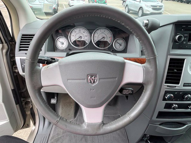 Used 2009 Chrysler Town & Country Touring FWD image 14