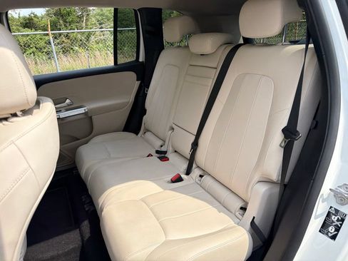 Used 2022 Mercedes-Benz GLB 250 w/ Premium Package image 17