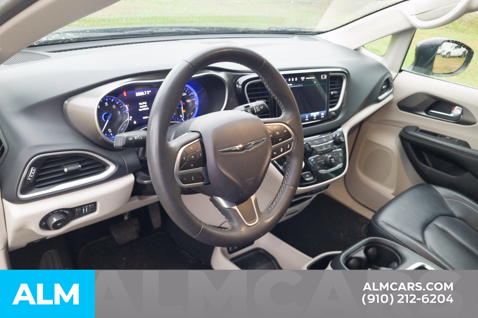 Used 2023 Chrysler Pacifica Touring-L FWD image 5