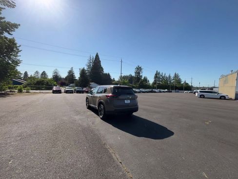 Used 2025 Nissan Rogue SV AWD/4WD image 16