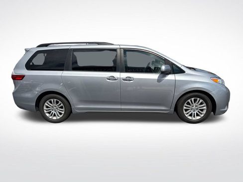 Used 2015 Toyota Sienna XLE FWD image 6